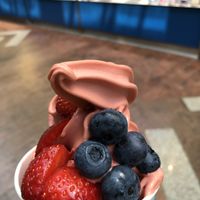 Erdbeereis mit Erdbeeren und Heidelbeeren als Toppings/ Strawberry ice cream with strawberries and blue berries as toppings  at Lufteis von Smice in Cologne