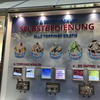 Schild mit Bildern und Zapfhähnen / sign with pictures and spigots  at Lufteis von Smice in Cologne