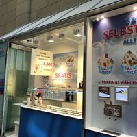 Theke für Toppings / counter for toppings  at Lufteis von Smice in Cologne