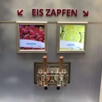 Himbeer- und Limetteneis vegan ausgeschildert/ raspberry and lime signed as vegan  at Lufteis von Smice in Cologne