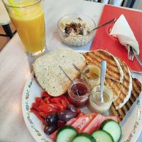 Vegan breakfast with orange juice at Eklektik in Thessaloniki