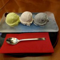 Wafu Aisu Moriawase: (from left to right:) green tea, Azuki (sweet red beans), black sesame ice cream at NihonBashi in Vienna