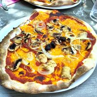 Vegan pizza at Ô Marronnier de Nadaillac in Nadaillac