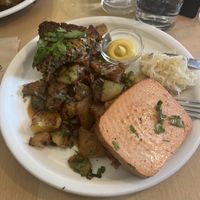 Saumagen, Bratwurst, Fleischkäse mit Bratkartoffeln und Soße   at Weinstube Eulenspiegel in Speyer