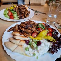 Wochengericht : Gyrosteller mit Pitabrot , Tzaziki und Salat 💚 at Weinstube Eulenspiegel in Speyer
