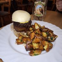 Pfalzburger mit Bratkartoffeln at Weinstube Eulenspiegel in Speyer