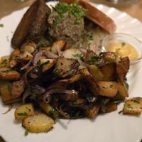 Gemischter Teller mit Bratkartoffeln (statt Bratwurst mit Leberkäse) at Weinstube Eulenspiegel in Speyer