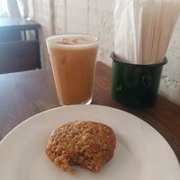 Latte gelado de aveia com Naveia e cookie de castanha do Pará com laranja. at Aqui na Mata - Padaria Artesanal Vegana in Curitiba
