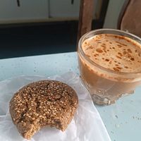 Cookie de tahine e gergelim. (+ um café que fiz em casa e que não ficou tão bom quanto o deles) at Aqui na Mata - Padaria Artesanal Vegana in Curitiba