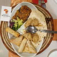 Antipasto misto di Polpettine, sambusa somala, crema di melanzane, tortilla di felafel at Mandela in Perugia