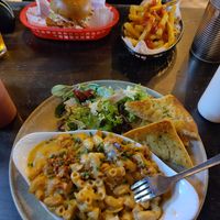 The mac&cheese and buffalo burger at Rabbit Food @ Meadows Tap in Edinburgh