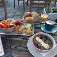 Veganes Frühstück & Cappuccino (Marmelade versteckt sich hinter dem Obstsalat) at Café Auszeit in Markdorf