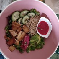 Heerlijke Vegan Bowl gegeten. Ze hebben ook waanzinnig lekker smoothies. Mooi zaakje, modern ingericht.  Aardig personeel. Een restaurant die je niet snel verwacht in een toch oudb at Green Buddha in Vila Real De Santo Antonio