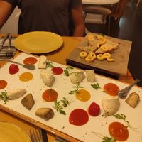 Tábua de queijos vegan at Paneólio Pizza Bar in Caldas Da Rainha