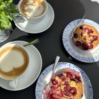 Kaffee mit Hafermilch und VEGANES Kirschtörtchen  at Der Arnisser in Arnis