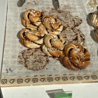 Vegan cinnamon rolls at SALT IN CAKE in Madrid