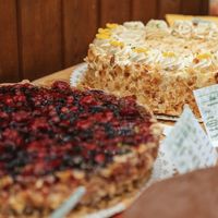 Bei Süßes Leben bestellte Torten: Beerentorte & Sahnetorte Nuss-Vanille  at Süßes Leben in Braunschweig
