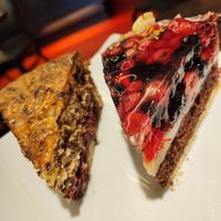 Stracciatella-Kirsch & Beeren Torte (vegan) at Süßes Leben in Braunschweig