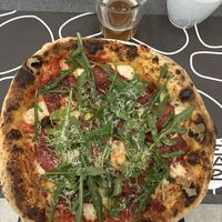 Pizza con salsa di pomodoro, con crudo vegano, rucola.  at Lievita 72 in Gallipoli