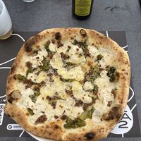 Pizza con mozzarella (dream farm), salsiccia vegana, cime di rapa.  at Lievita 72 in Gallipoli