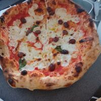 Vegan margherita with olives at Lievita 72 in Gallipoli