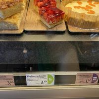 Vegan strawberry cake   at Junge Die Bäckerei in Neustadt