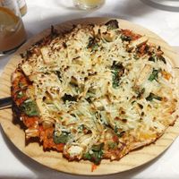 Pizza de tofu y albahaca con queso vegano at La Almuzara in Segovia