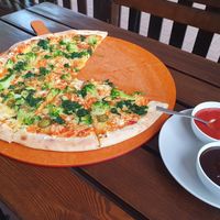 ZIELONO MI: Sos, ser, brokuły, szpinak, jalapeno
 (podawane są z serem wegańskim na sosie pomidorowym) at Amarant Restauracja in Warsaw