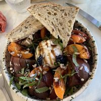 Salade burrata tomates mûres abricots👌  at Mundo Streetfood & Co in Pouldu