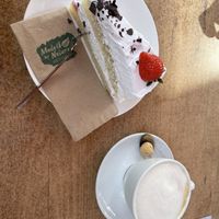 Tarta de nata y fresas y capuchino   at Glüxxklee in Kalkar