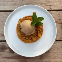 vegan apple tarte with vegan salted caramel (instead of apple sorbets)  at Più Zug in Zug