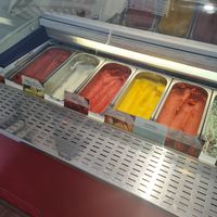 4 vegan flavours: lemon, raspberry, mango and strawberry at Gelati Mossa in Valldemossa