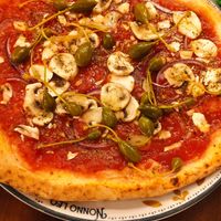 Pizza with capers and mushrooms at Nonno Leo in La Rochelle
