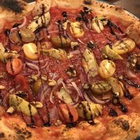 Pizza Nono Leo with tomatoes, artichokes, onions, walnuts and balsamico at Nonno Leo in La Rochelle