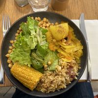 Bowl option végétalienne servit tous les jours à midi sauf le mercredi ou il y a un hamburger avec option végétalienne.  at Mazette ! in Arles