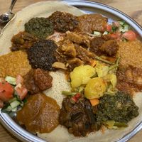 Kleine gerechtjes, groentes, linzen, jackfruit   at Vegan Africa in Gouda