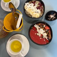 2 bowls en saffraan thee. Het chocoladeballetje was al op at UMMY - უმმი in Tbilisi