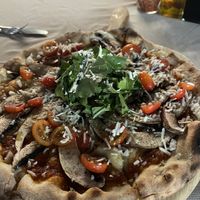 Decent option for pizza, a few vegan to vegetarian options. I wold return here  at Bendita Madera Pizzeria in Guadalajara