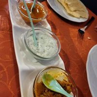 Drei Dips (außen vegan, mittlerer mit Joghurt!!) mit veganer Naan-Alternative im Hintergrund at Taj Mahal in Bernkastel-kues