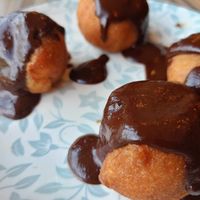 Bunyols d'aire amb xocolata at Hostal de l'Aigua in Sant Llorenc De La Muga