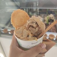 Kinder Bueno and peanut butter caramel at Plan(e)t Ice Cream in Athens