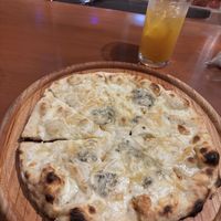 Pizza quattro formaggi  at Sakanya in Numazu