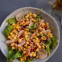 Salade d'épinards et pois chiches at Café 52 in Paris