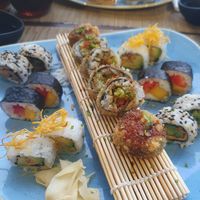 frittiertes Sushi mit Zwiebel und Karotte, Mango-Erdbeer Sushi, Avocado-Mandel Sushi mit Süßkartoffelraspeln und Sushi mit Tofu, Spargel und Gurke at Sushi by Gavinas in Funchal