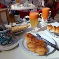 Breakfast set at Tres Semillas in Alicante