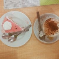 Strawberry cake and almond milk cappuccino at Tres Semillas in Alicante