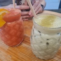 Smoothie and iced matcha latte at Brunchit in Alicante