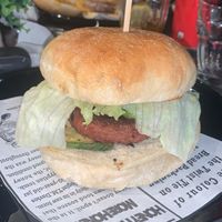 Panino vegano con burger vegano, cipolla caramellata, insalata e zucchine grigliate  at Los Locos in Ischia