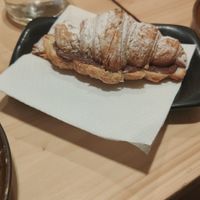Croissant relleno de chocolate at Santa Vegana in Barcelona