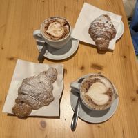 Brioches al cioccolato e cappuccino di avena  at Santa Vegana in Barcelona